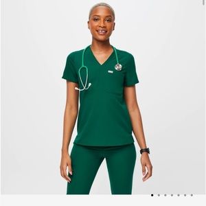 NEVER WORN hunter green figs Catarina top size small